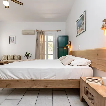 Vrettos Beachside Retreat *