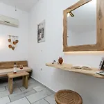 Studios Vrettos Beachside Retreat *