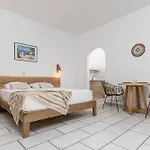 Studios Vrettos Beachside Retreat *