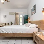 Studios Vrettos Beachside Retreat *