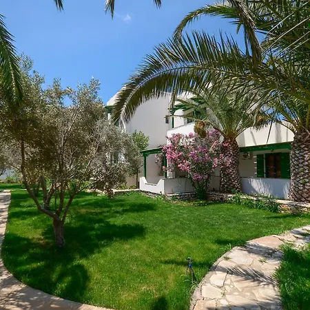 Vrettos Beachfront Апартаменты Плака