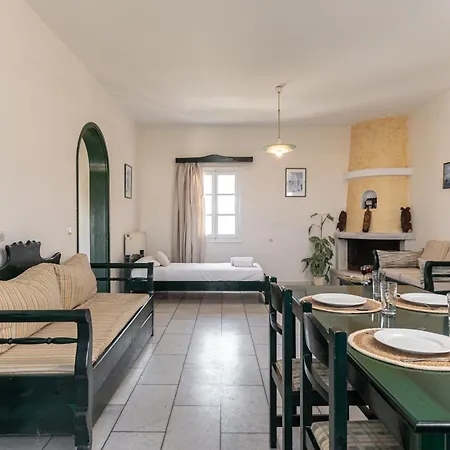 Studios Vrettos Beachfront Hotel